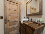Stone Creek Lodge: Lower-Level Shared Bathroom